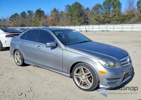 2013 Mercedes-Benz C 250 z USA, uszkodzony, nr VIN WDDGF4HB6DA833740